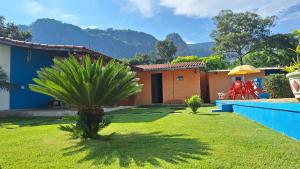 Nespecifikovaný výhled na hory nebo výhled na hory při pohledu z prázdninového domu