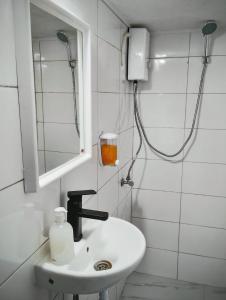 Et badeværelse på GuestHouse2 Karma369