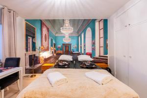 una camera con due letti in una stanza con pareti blu di Studio in the city center FREE PRIVATE PARKING with heating plug a Kemi