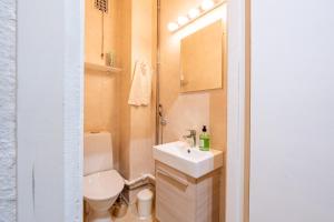 un piccolo bagno con un water e un lavandino di Studio in the city center FREE PRIVATE PARKING with heating plug a Kemi
