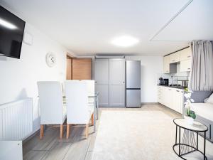 een keuken en woonkamer met een tafel en stoelen bij Grand Family Residence Ljubljana in Ljubljana