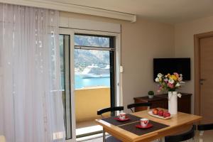 uma sala de estar com uma mesa e uma grande janela em Apartments Kordić em Kotor