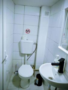 Et badeværelse på GuestHouse2 Karma369