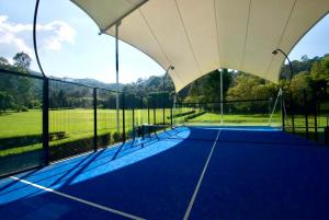 an indoor tennis court with a tennis court at Villas Valle in Valle de Bravo