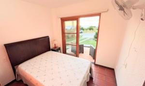 a bedroom with a bed and a large window at Lo de las Tías in Balneario Solís