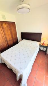 a bed in a room with a table and a lamp at Lo de las Tías in Balneario Solís