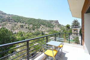 Cảnh núi rừng hoặc tầm nhìn ra núi từ khách sạn