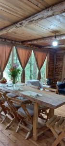 een grote houten tafel in de woonkamer bij ecoturístico montaña viviente , CABAÑA CHALCHOAPAN in Acaxochitlán