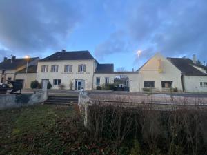 a large white building on the side of a street at Auberge aux 1000 saveurs in Malay-le-Petit