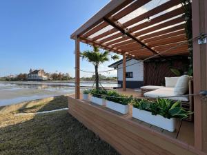 een pergola met planten en een bank op een terras bij Forgotten Boundless Offland in Wujie