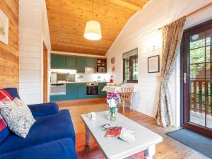 un soggiorno con un divano blu e un tavolo di 1 Bed in Higher Clovelly 00354 a Clovelly