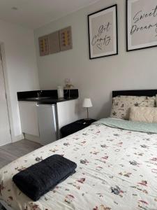 En eller flere senge i et værelse på Brigstock 6 + 1 billede