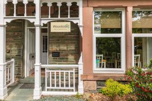 una casa con un cartello sulla porta d'ingresso di Woodside B & B a Keswick