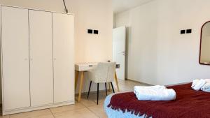 a bedroom with a bed and a desk at La Cà - Casa Vacanze in Torre De' Roveri
