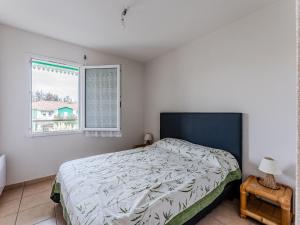 En eller flere senge i et værelse på Appartement charmant avec piscine au 1er étage, proche centre et lac, 4 personnes - FR-1-521-265