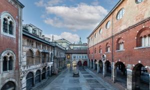 een steegje in een oude stad met bakstenen gebouwen bij AF Duomo - Milano Luxury Suites in Milaan