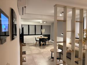 a bedroom with a bunk bed and a dining room at Playa Grande Apartment Monoambiente in Mar del Plata