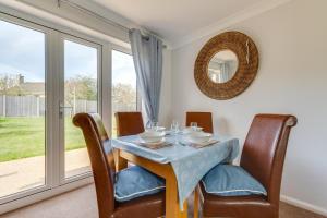 ein Esszimmer mit Tisch und Stühlen und einem Fenster in der Unterkunft 2 Bed in Reydon oc-lowrd in Reydon