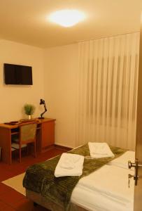 ein Hotelzimmer mit zwei Betten und einem Schreibtisch mit Computer in der Unterkunft Fünf A in Fürth