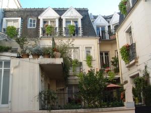 een rij huizen met potplanten op de balkons bij Hotel California in Vichy
