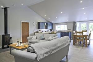 a living room with a couch and a table and a kitchen at 3 Bed in Barsham oc-bbarn in Beccles