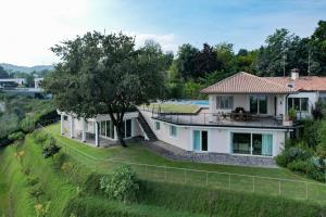 an aerial view of a house with a tree at Villa Mirador in Padenghe sul Garda