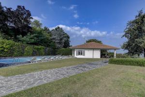 a backyard with a swimming pool and a building at Villa Mirador in Padenghe sul Garda