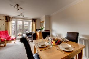 a dining room with a wooden table and chairs at 2 Bed in Southwold oc-scl in Reydon