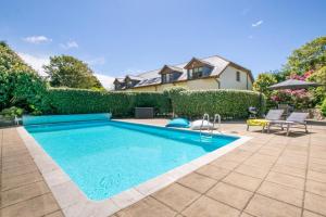 a swimming pool in the backyard of a house at 7 Bed in Ashton oc-p00891 in Germoe