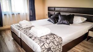 Una cama con dos toallas encima. en Guest House Meridi, en Preseltsi