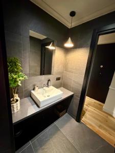 Et badeværelse på ALFRED SUITES - Appart-Hôtel - Dijon - Centre Historique + 33 billeder