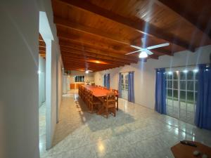 een eetkamer met een tafel en een plafondventilator bij CASA COMPLEJO LoS PRIMOS in Pozo del Carril