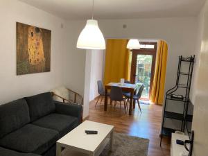 un soggiorno con un divano e un tavolo di Garden apartment a Karlovo Altre 12 foto