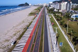 an aerial view of a road next to the beach at Refúgio do Churrasco in Matinhos