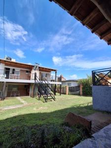 een uitzicht op een huis met een tuin bij Complejo Cuarto Menguante in Arroyo de Los Patos