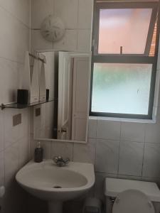 Et badeværelse på Cómoda casa familiar en Barrio el Bosque, Valdivia