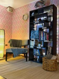 ein Wohnzimmer mit einem Bücherregal voller Bücher in der Unterkunft Hotel Origenes in Vallenar