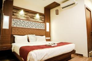 a bedroom with a large bed in a room at Qubehotelinn in Cochin