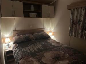 a bedroom with a bed with two lamps and a bed sidx sidx sidx at 52 Sherringham Way in Patrington