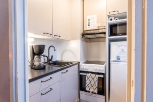 Køkken eller tekøkken på Lappland Kemiapartments CITY IV, near snowcastle, premium studio, FREE private parking