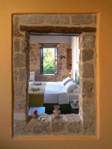 Giường trong phòng chung tại Colours - Old Town - Studios