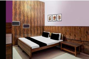 En eller flere senge i et værelse på Hotel pushpanjali