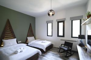 Giường trong phòng chung tại Arawan - Boutique Art Hotel - Tannourine