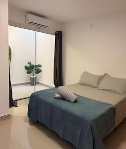 een slaapkamer met een bed en een groot raam bij RM hospedagem unidade Amapá 2 in Cabo Frio