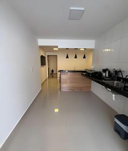 een keuken met witte muren en een witte vloer bij RM hospedagem unidade Amapá 2 in Cabo Frio