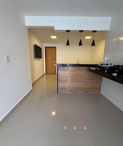 een lege kamer met een keuken met een aanrecht bij RM hospedagem unidade Amapá 2 in Cabo Frio +4 foto's