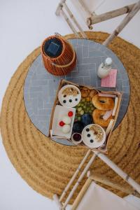 een tafel met een dienblad met eten erop bij Herdade d' Amoreira Lavanda Villa in Aljezur