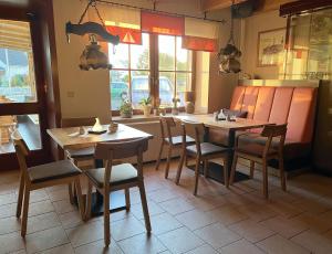 ein Speisesaal mit Tischen und Stühlen in einem Restaurant in der Unterkunft Hotel Sonnekalb in Naumburg