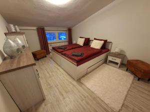 a bedroom with a bed with a red blanket at FeWo im Herzen Tarnows in Tarnow