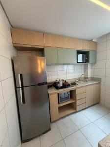 una cucina con frigorifero in acciaio inox di New Apartment in Lagoa Santa a Lagoa Santa Altre 14 foto